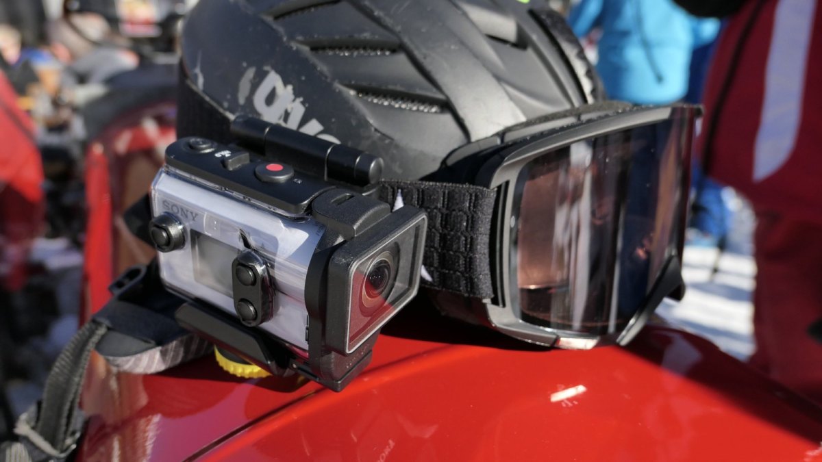 Sonys neue Actioncam ist für den Außeneinsatz bestens geeignet. Beim Skifahren und Tauchen wird die Kamera durch eine praktische Plastikhülle geschützt.