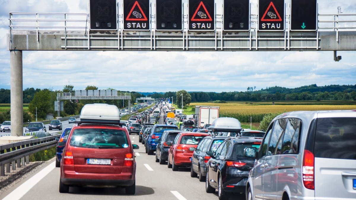 Viele Autos stehen auf der Autobahn im Stau.