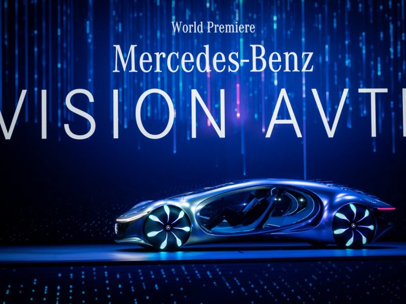 Avatar-Auto von Mercedes steht auf Bühne.