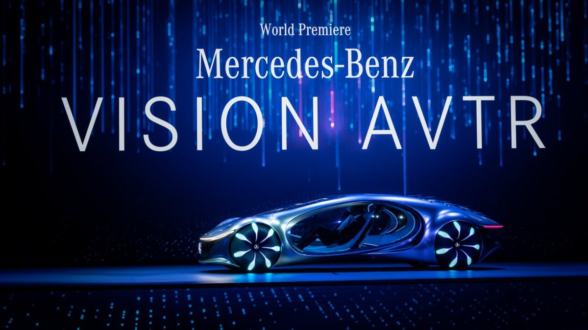 Avatar-Auto von Mercedes steht auf Bühne.