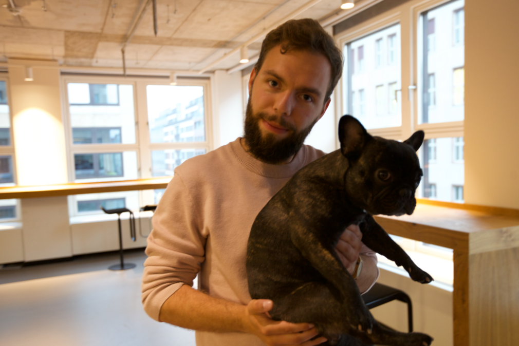 Spaß mit dem Redaktionshund: Moritz Heuberger, Bundessprecher der Grünen Jugend, mit "Baby" auf dem Arm. Spaß mit dem Redaktionshund: Moritz Heuberger, Bundessprecher der Grünen Jugend, mit "Baby" auf dem Arm.