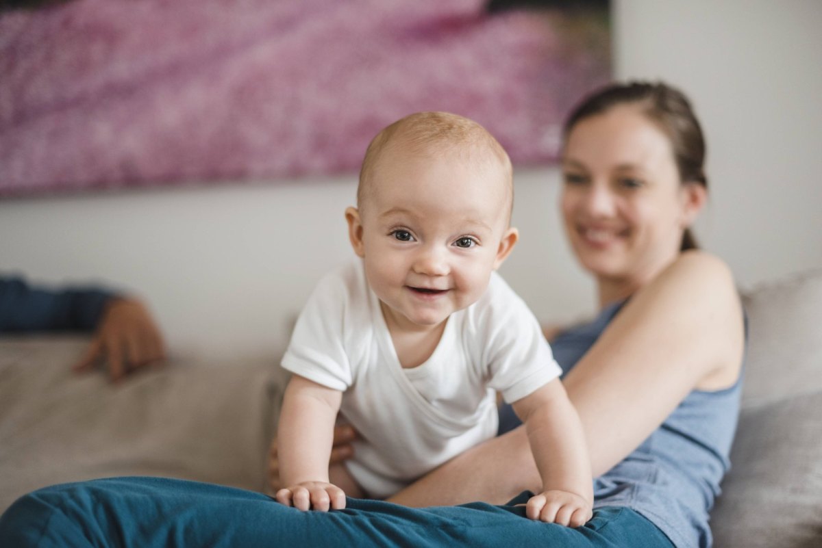 Junge Mutter mit Baby auf dem Schoss