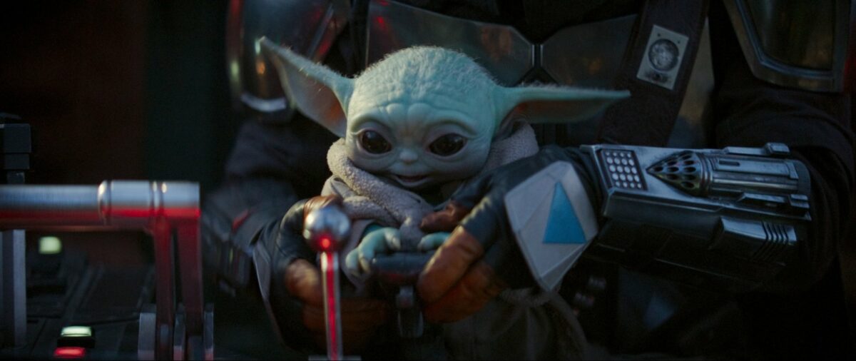 Baby Yoda sitzt im Cockpit.