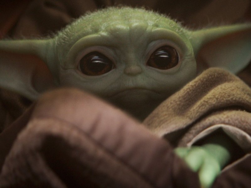 Baby Yoda mit großen Augen.