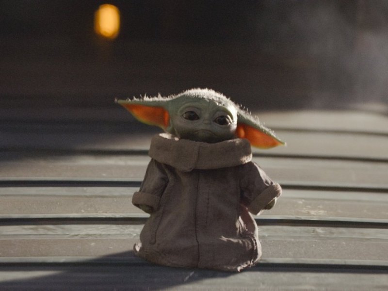 Baby Yoda guckt traurig.