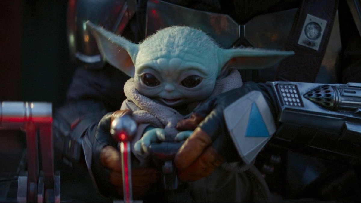 Baby Yoda sitzt im Cockpit.