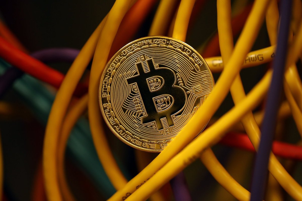 Bitcoin-Münzen zwischen gelben Kabeln