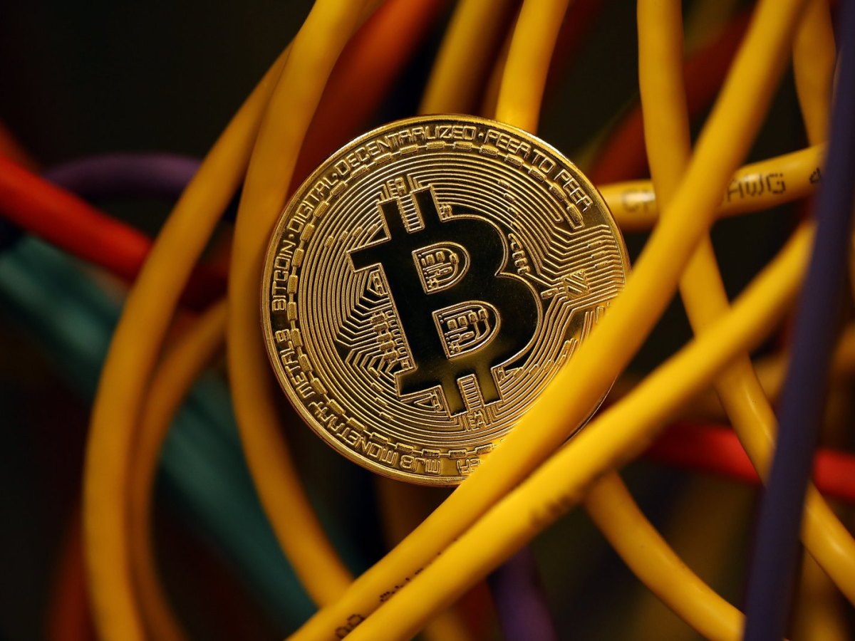Bitcoin-Münzen zwischen gelben Kabeln
