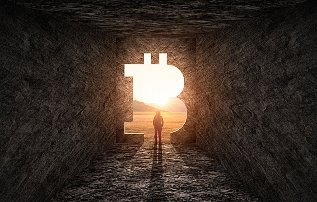 Licht hinter einer Tunnelöffnung in Form des Bitcoin-Logos