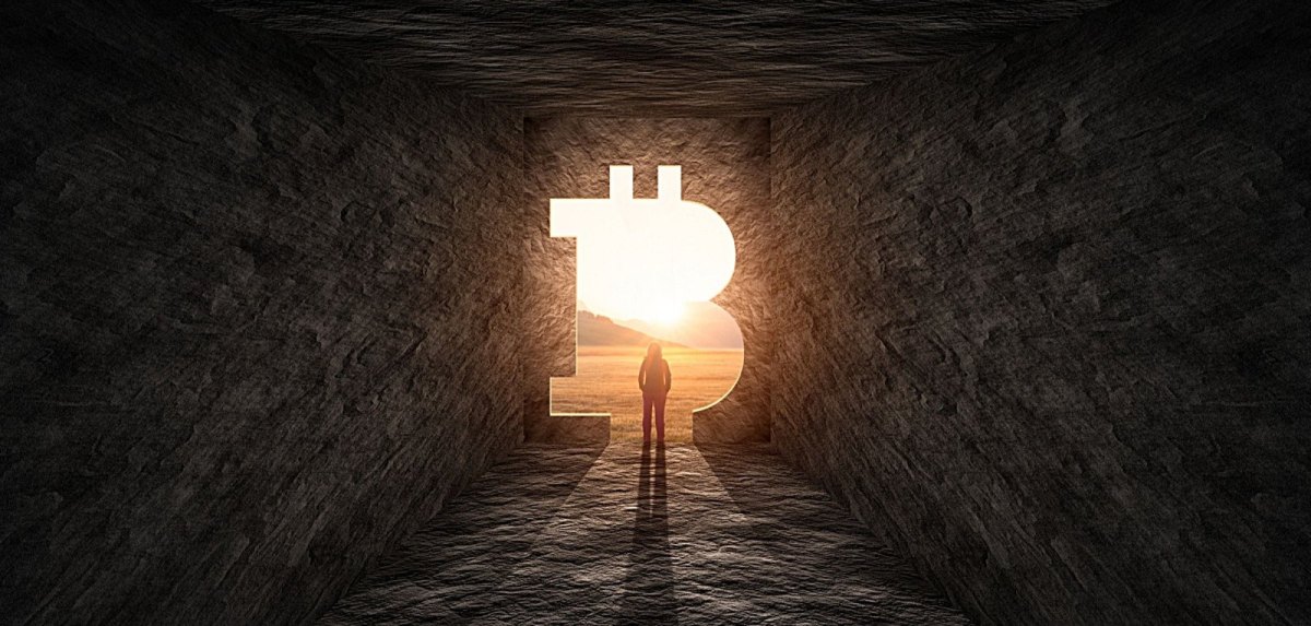 Licht hinter einer Tunnelöffnung in Form des Bitcoin-Logos