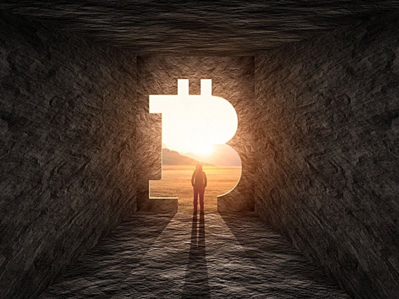 Licht hinter einer Tunnelöffnung in Form des Bitcoin-Logos