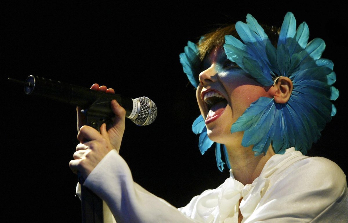 Die isländische Sängerin Björk mit Blumen an den Ohren