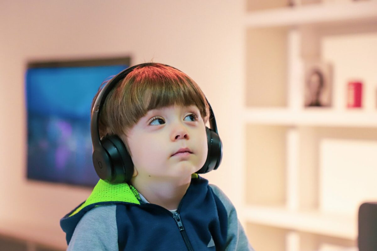 Kind mit Bluetooth-Kopfhörern