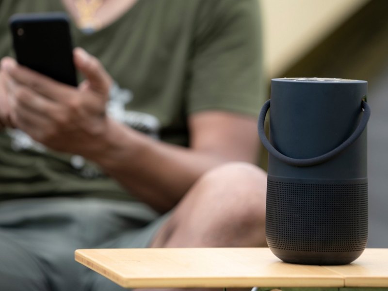 Bluetooth-Lautsprecher auf Tisch