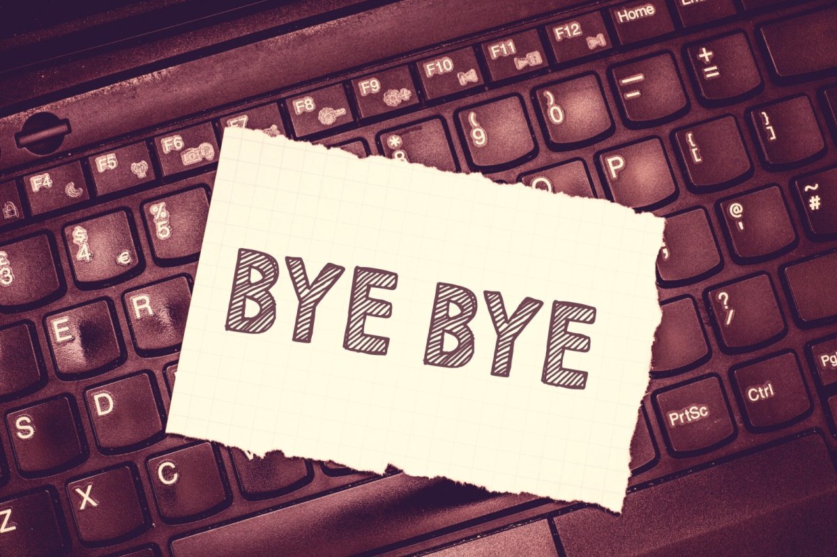 Tastatur mit einem Bye Bye-Schriftzug
