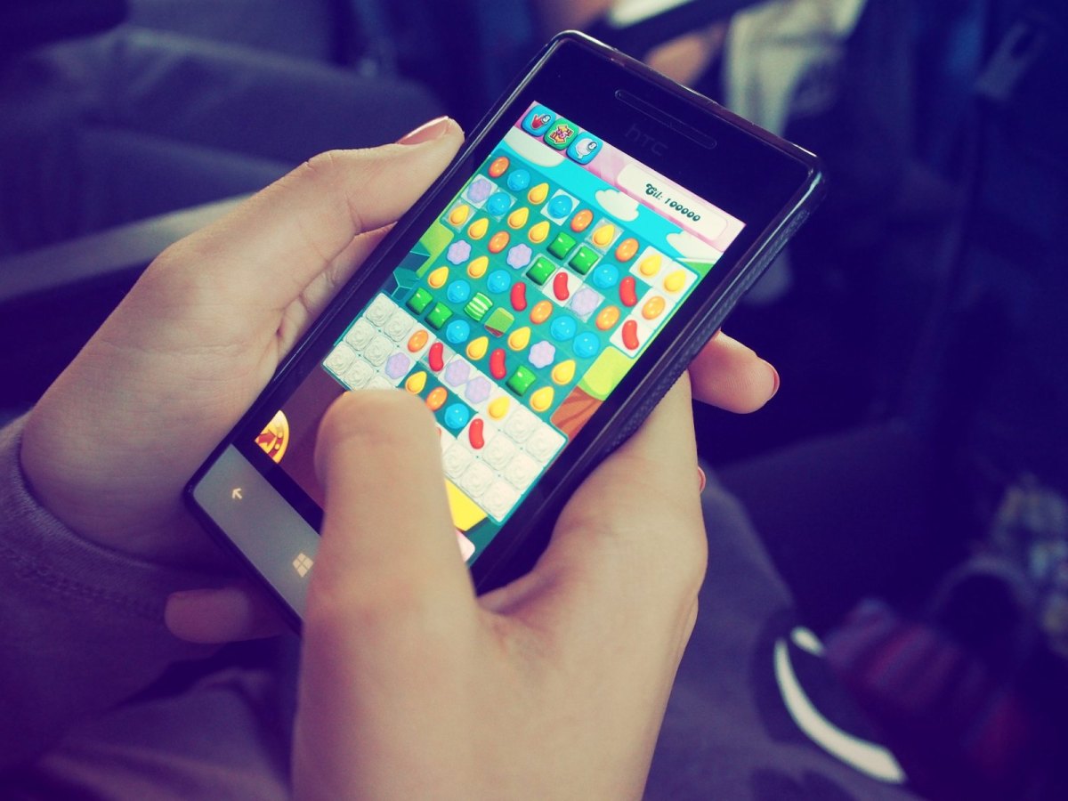 Die Spiele-App "Candy Crush" auf einem Smartphone.