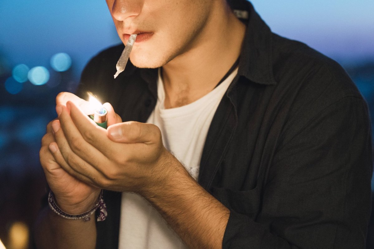 Mann zündet sich Joint an