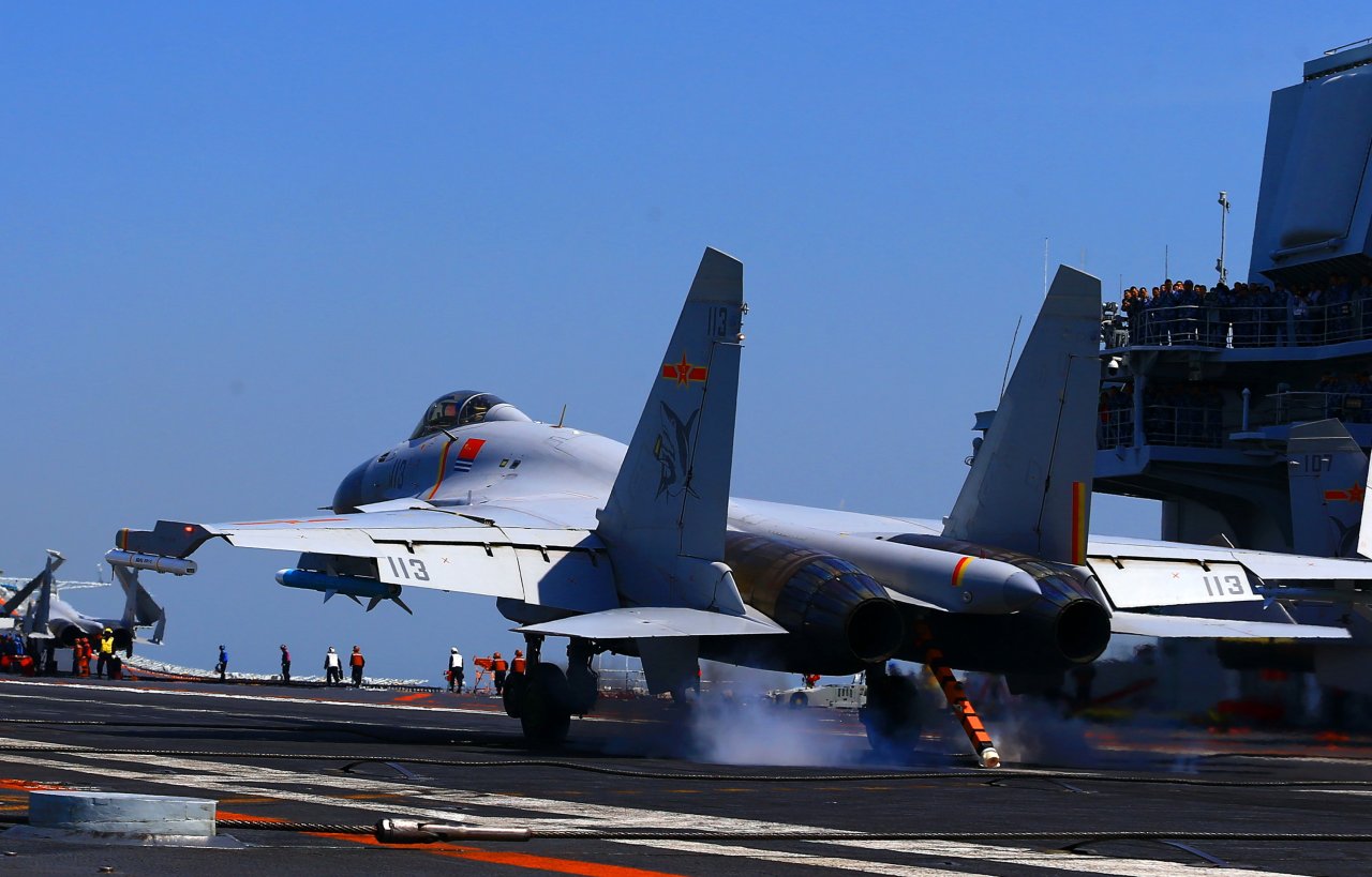 Das ist ein J15 Kampfjet. China investiert zunehmend in seine Militärtechnologien.