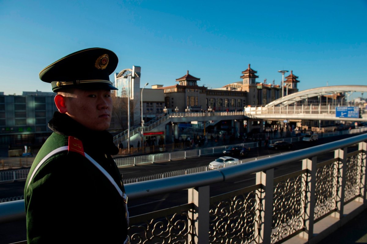 Ein chinesischer Militärsoldat schaut in die Kamera.