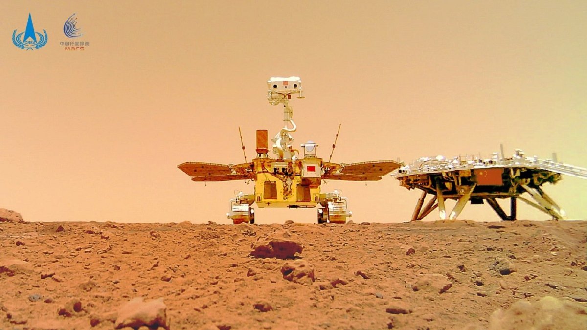 NASA-Rover Perseverance und NCSA-Rover Zhurong.