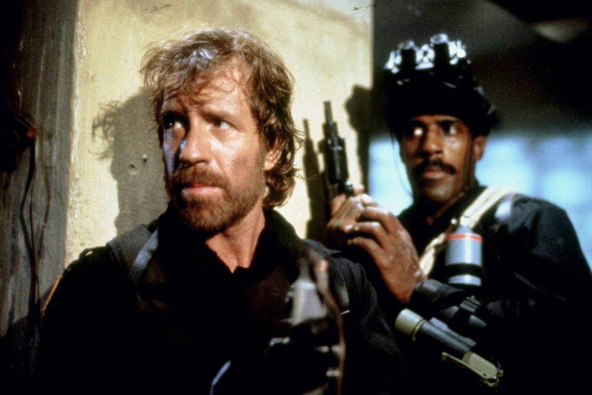 Filmszene mit Chuck Norris aus Delta Force.