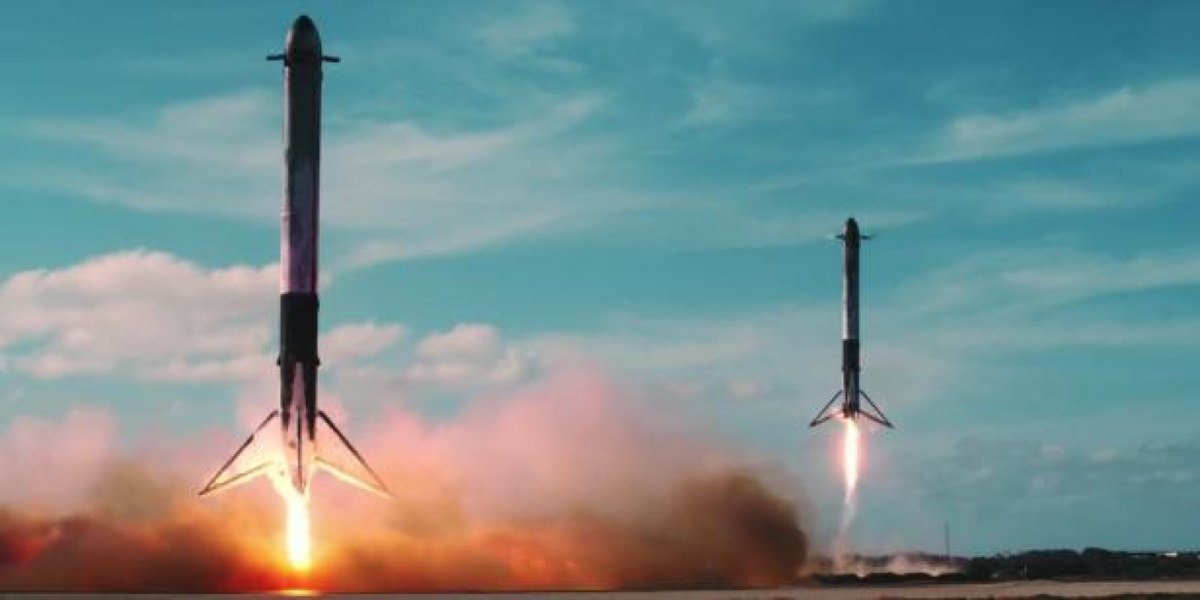 Landung von zwei Boostern der Falcon Heavy.