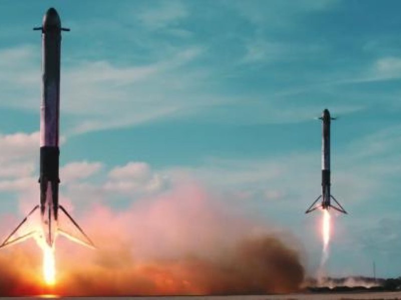 Landung von zwei Boostern der Falcon Heavy.
