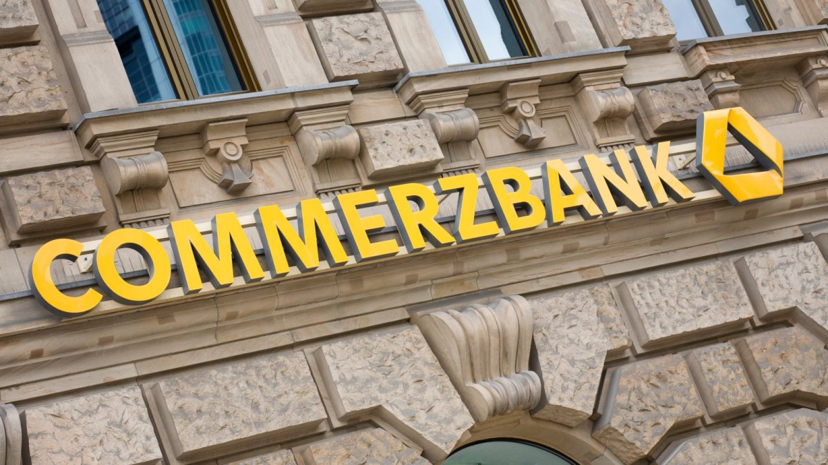 Der Commerzbank-Schriftzug vor einem Gebäude.