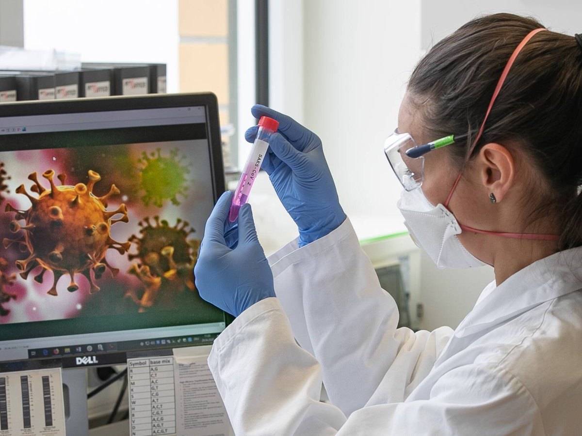 Forscherin untersucht etwas zum Coronavirus.