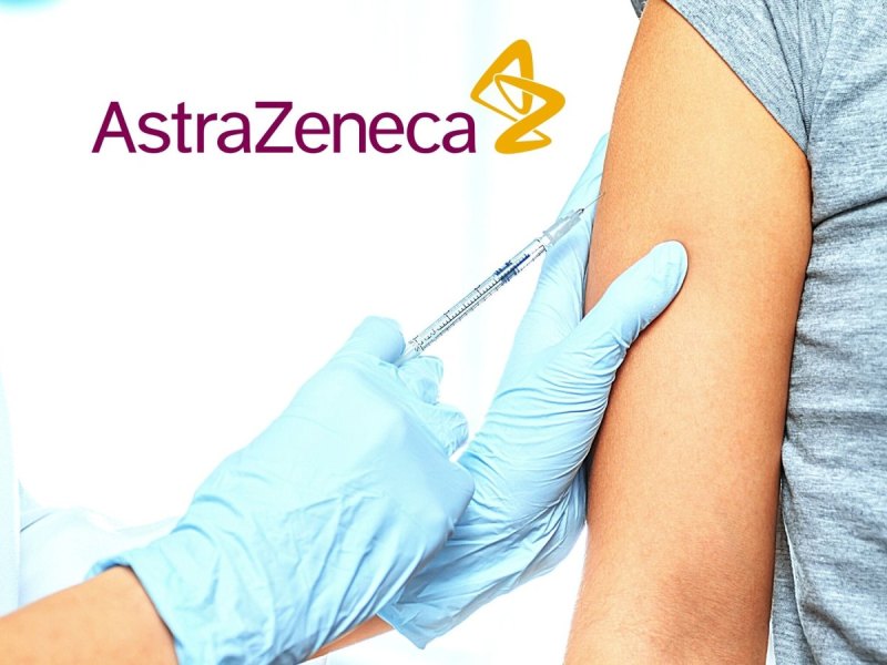 Impfung mit einem Corona-Vakzin und das Logo von AstraZeneca