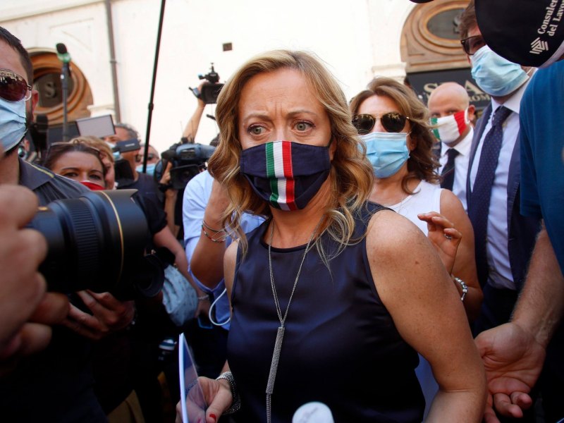 politikerin mit corona maske