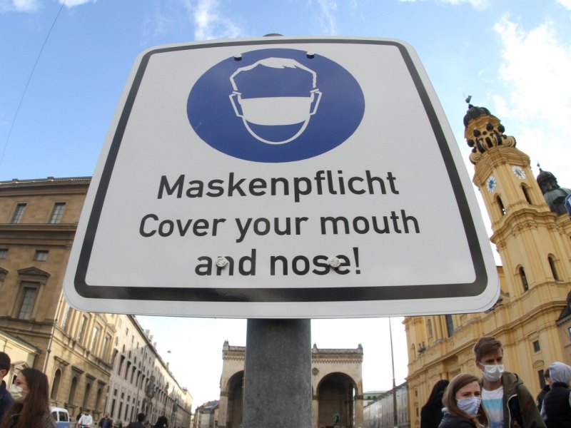 Schild mit "Maskenpflicht"