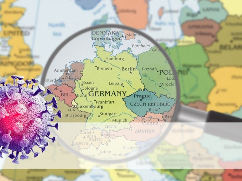 Weltkarte mit einer Lupe auf Deutschland