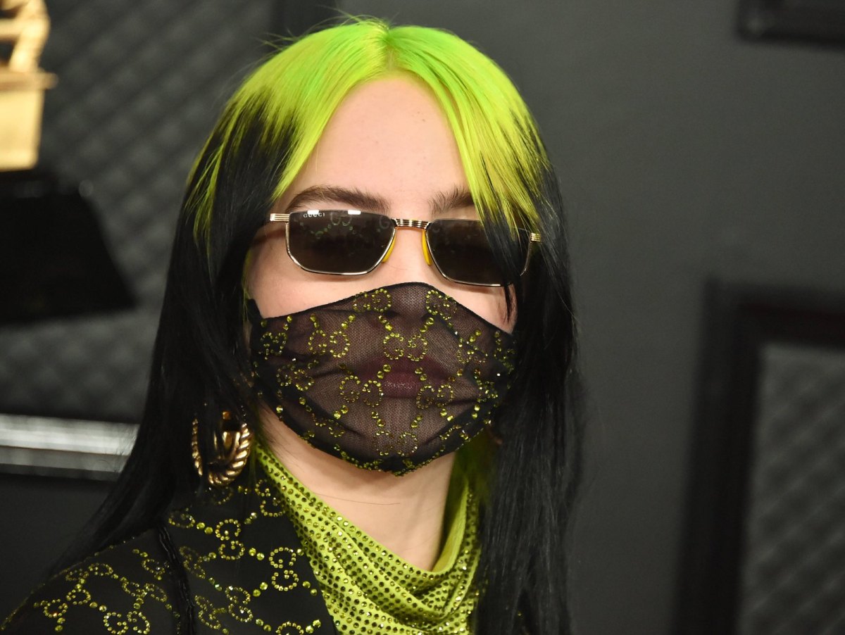 Billie Eilish mit Gesichtsmaske