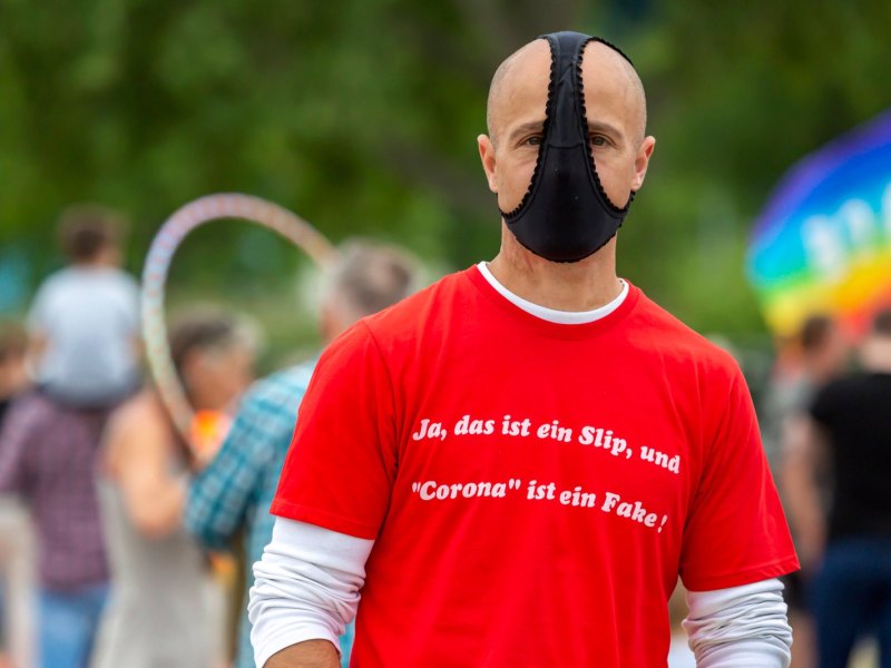 mann mit corona maske slip