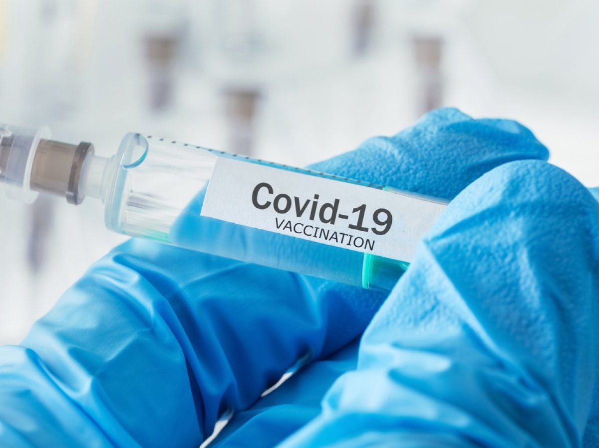 Coronavirus-Impfung in einer Spritze.