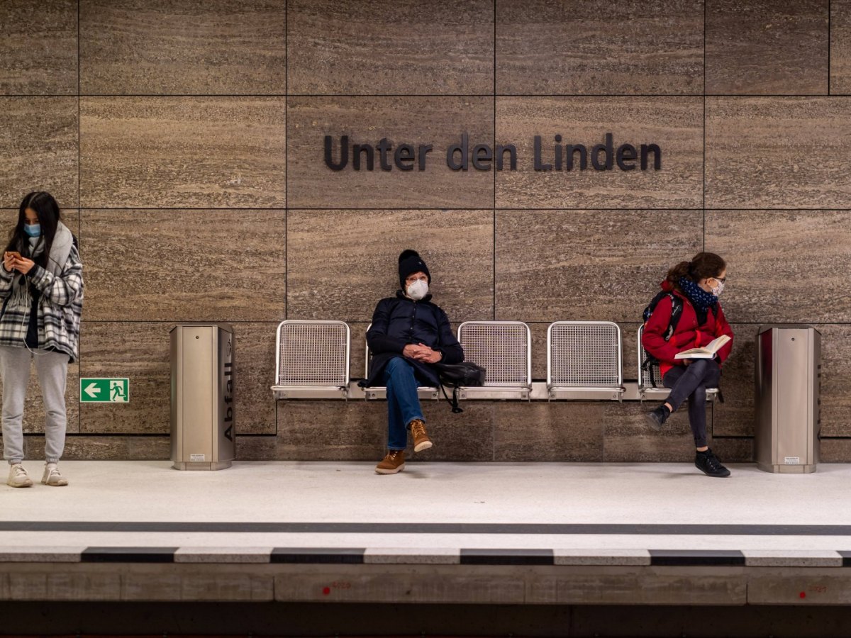 Unter den Linden Bahn Frauen mit Maske