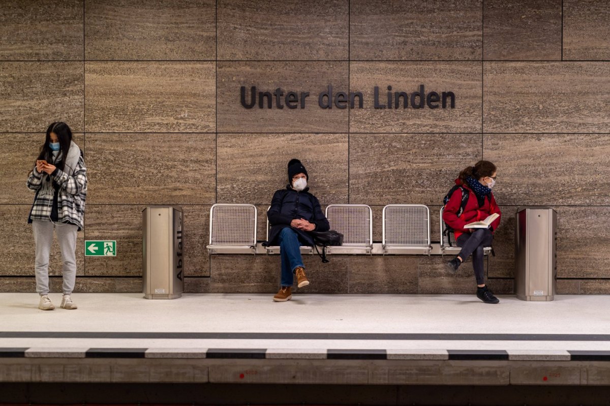 Unter den Linden Bahn Frauen mit Maske