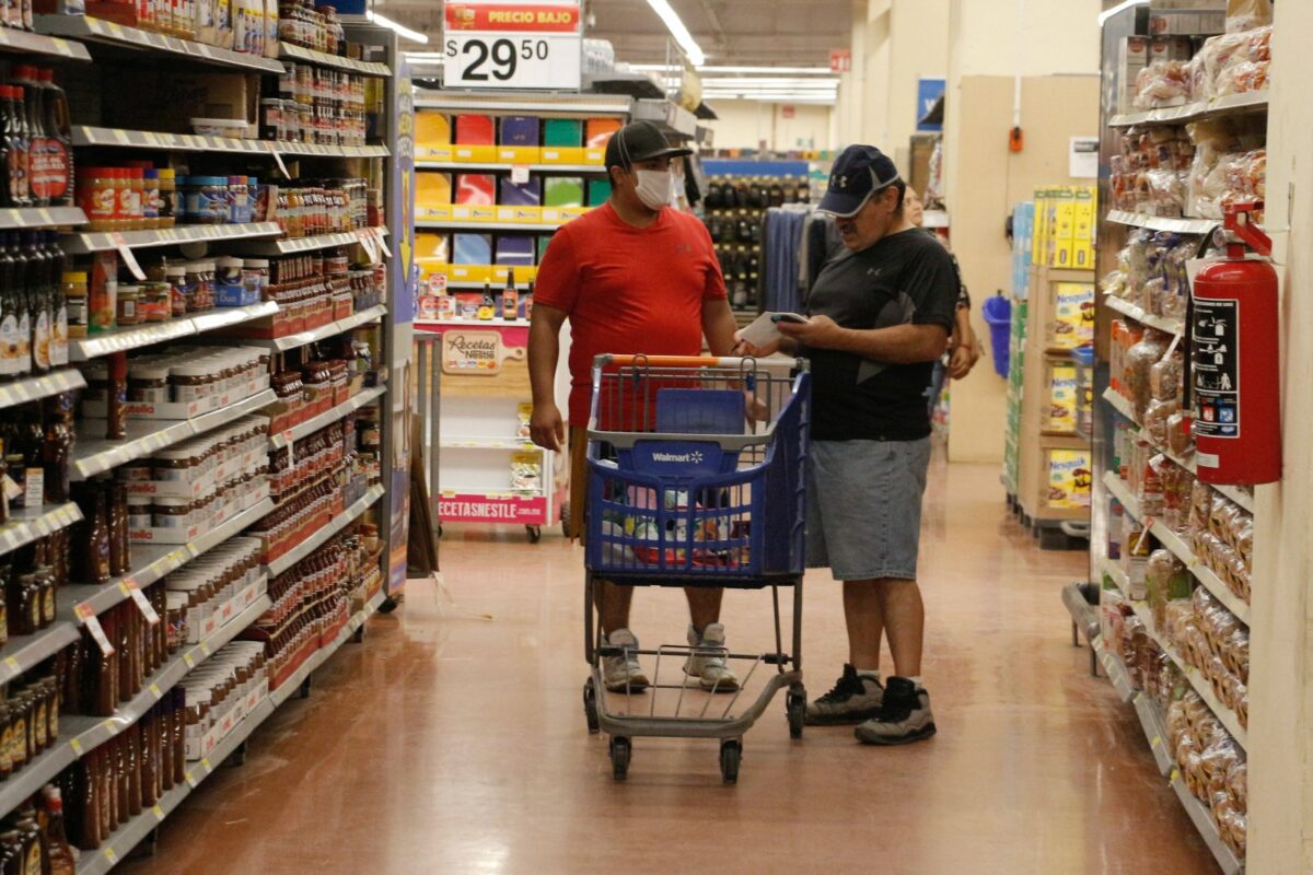 Zwei Männer in einem Supermarkt