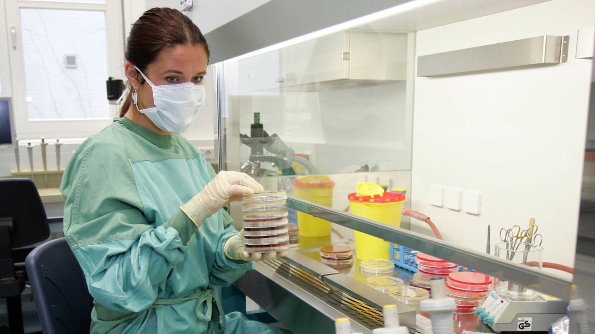 Eine Frau mit Mundschutz im Labor.