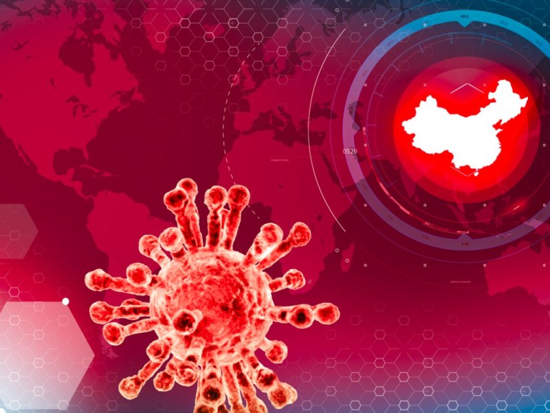 Mikroskopische Ansicht des Coronavirus vor einer Weltkarte
