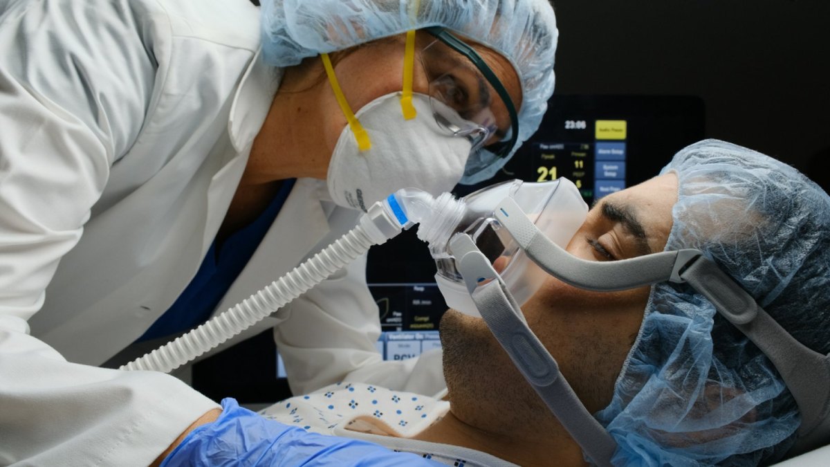 Ärztin und ein Patient mit Beatmungsgerät in Zeiten von Corona.