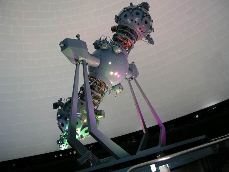 In den 80ern entwickelte Zeiss mit dem Cosmorama den damals leistungsfähigsten Planetariums-Projektor der Welt.