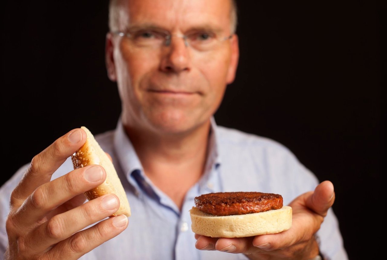 Mark Post, Chief Scientific Officer von Mosa Meat, mit einem Laborfleisch-Burger.