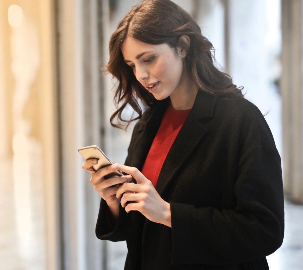 Frau schaut entgeistert auf ihr Handy.