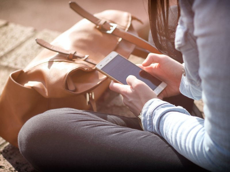 Person hält Smartphone