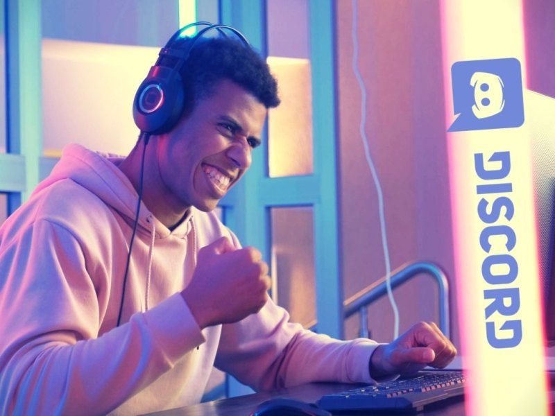 Mann mit Headset freut sich