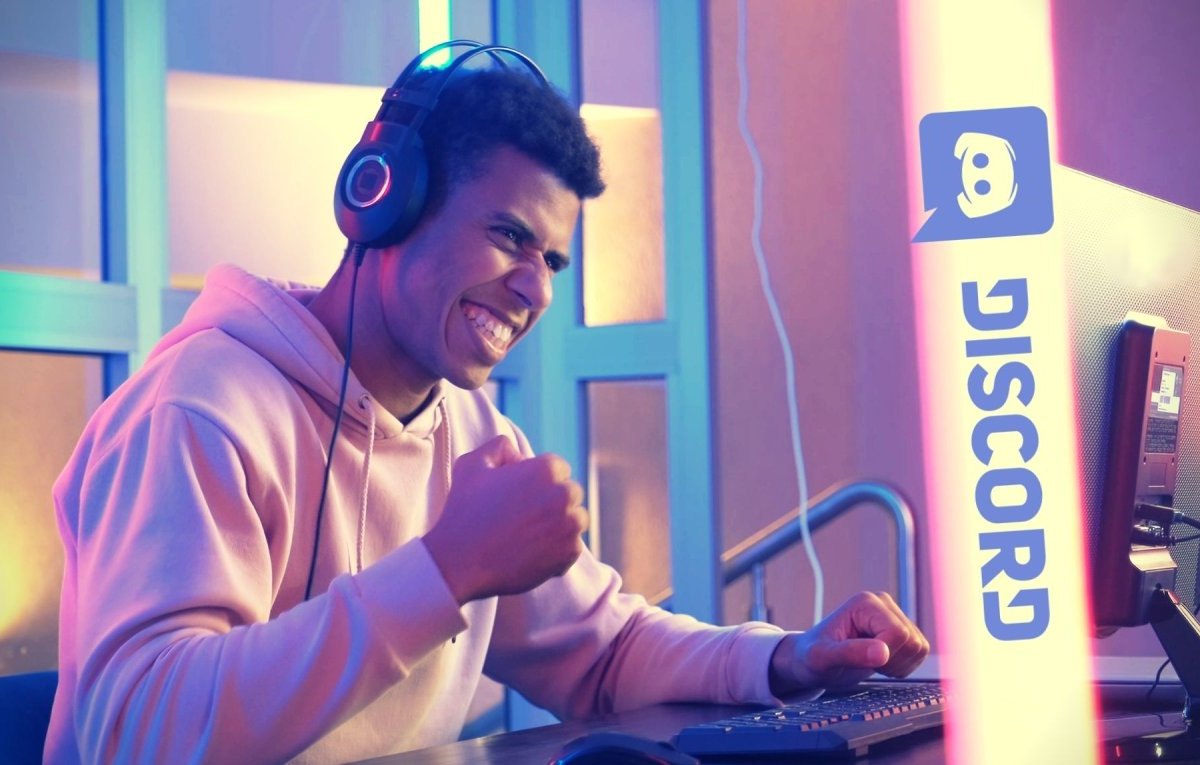 Mann mit Headset freut sich