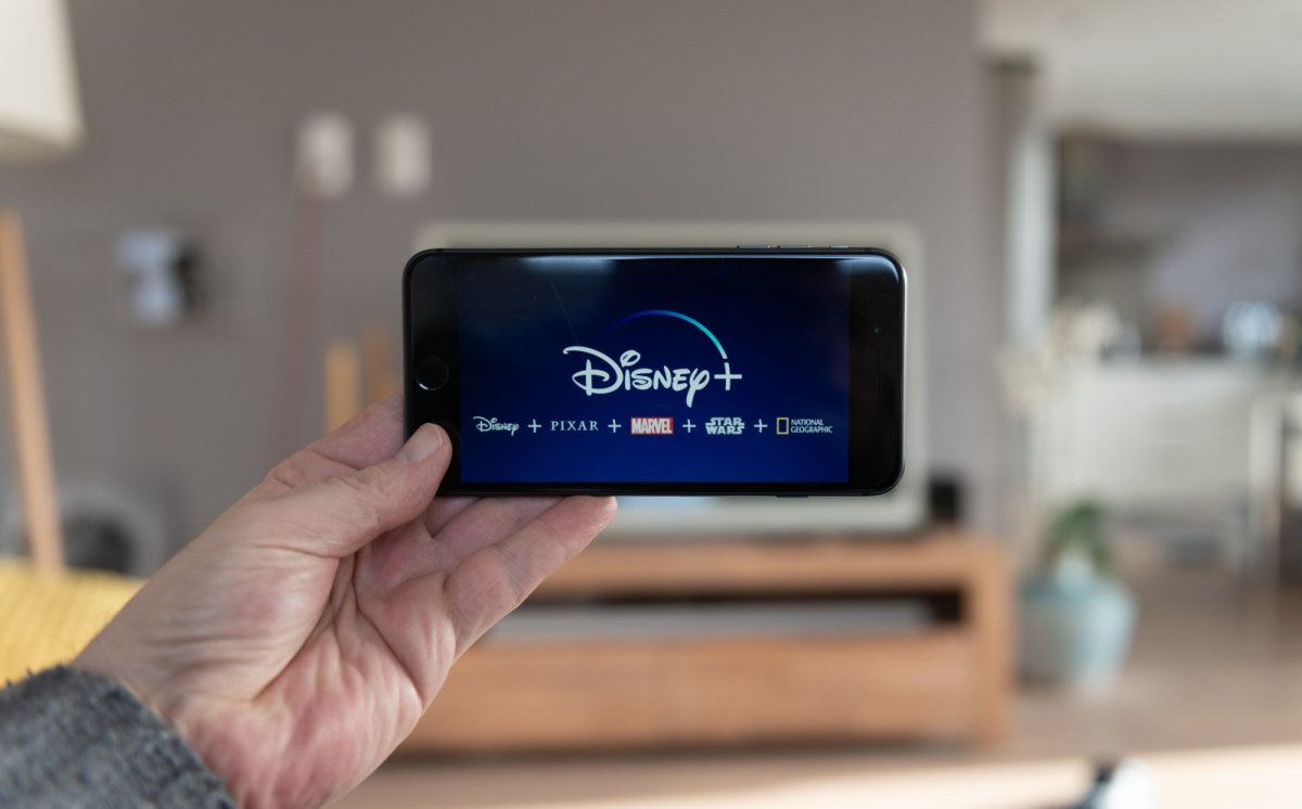 Smartphone auf dem das Disney-Logo zu sehen ist.