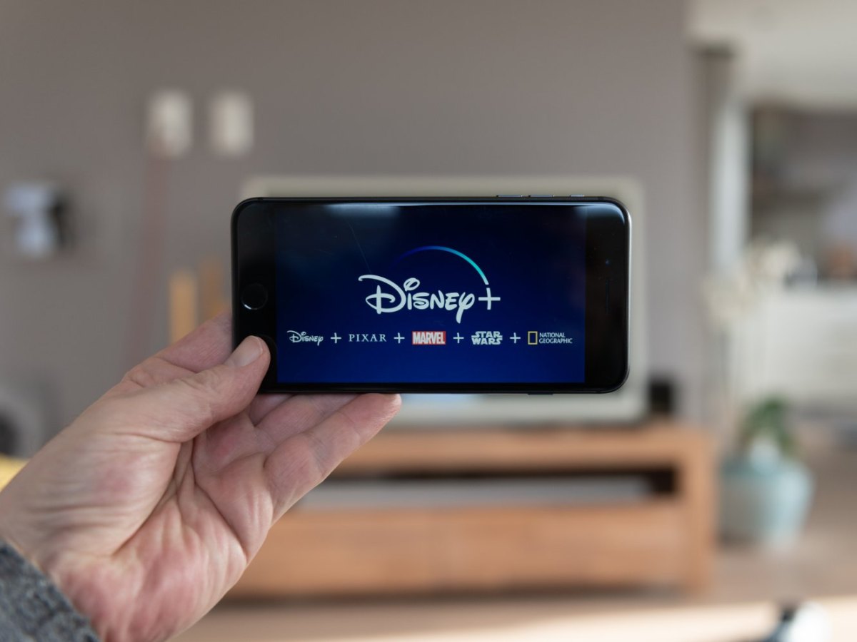 Smartphone auf dem das Disney-Logo zu sehen ist.